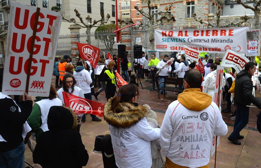 La sociedad burgalesa se ha concentrado esta mañana para exigir el mantenimiento del empleo en la planta