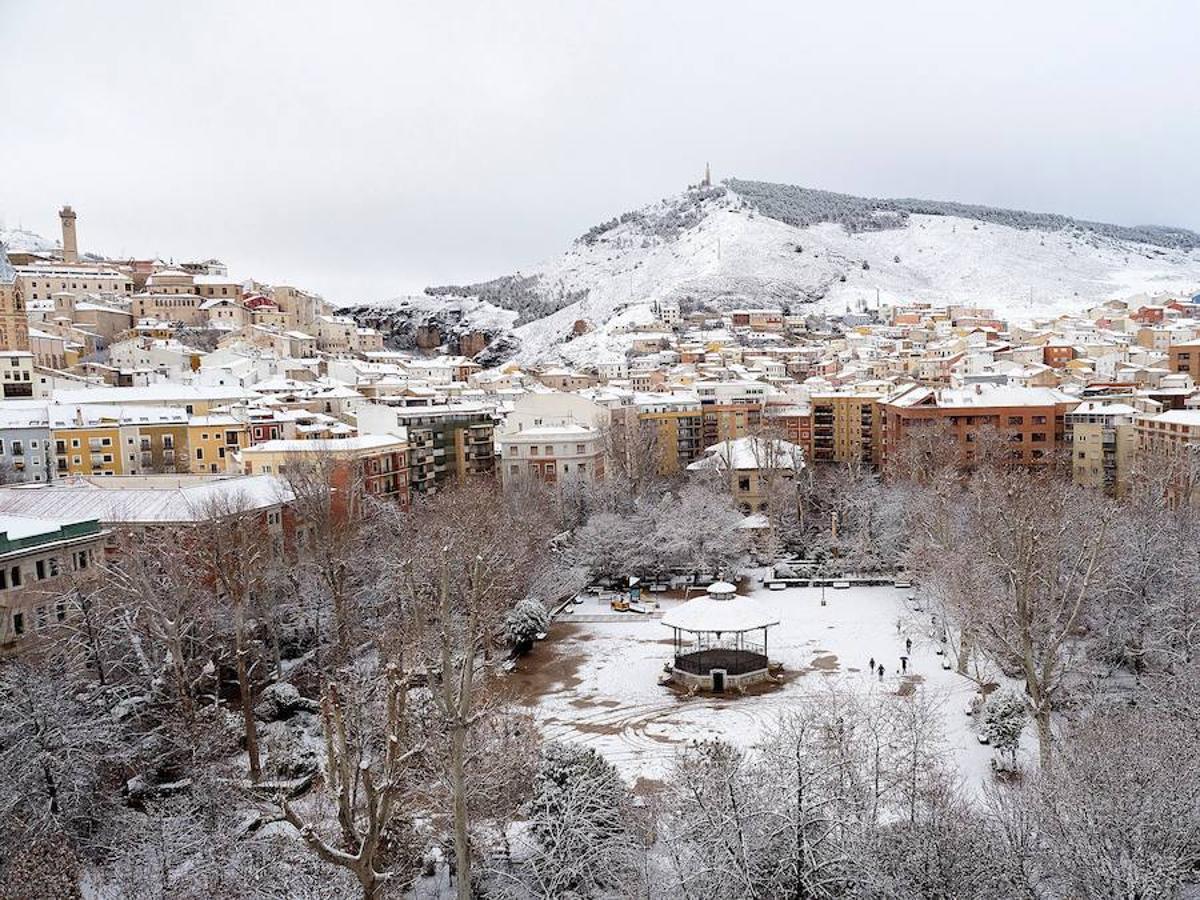 Vista de la ciudad de Cuenca tras las copiosas nevadas caídas las últimas horas, lo que sigue complicando el tráfico en 372 carreteras y puertos de montaña de toda España.