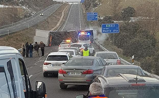 El camión ha quedado cruzado en la calzada