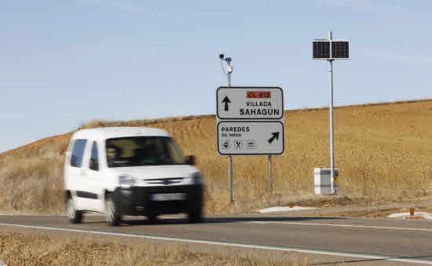 Cámara de radar de tramo sobre un cartel indicador en la CL-613, a la altura de Paredes de Nava, Palencia, instalado el año pasado. 