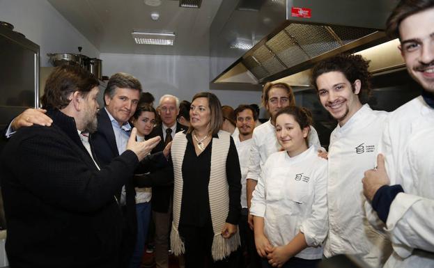 La consejera de Agricultura, con el presidente de Cascajares, Alfonso Jiménez, en la visita de los alumnos del Basque Culinary Center. 