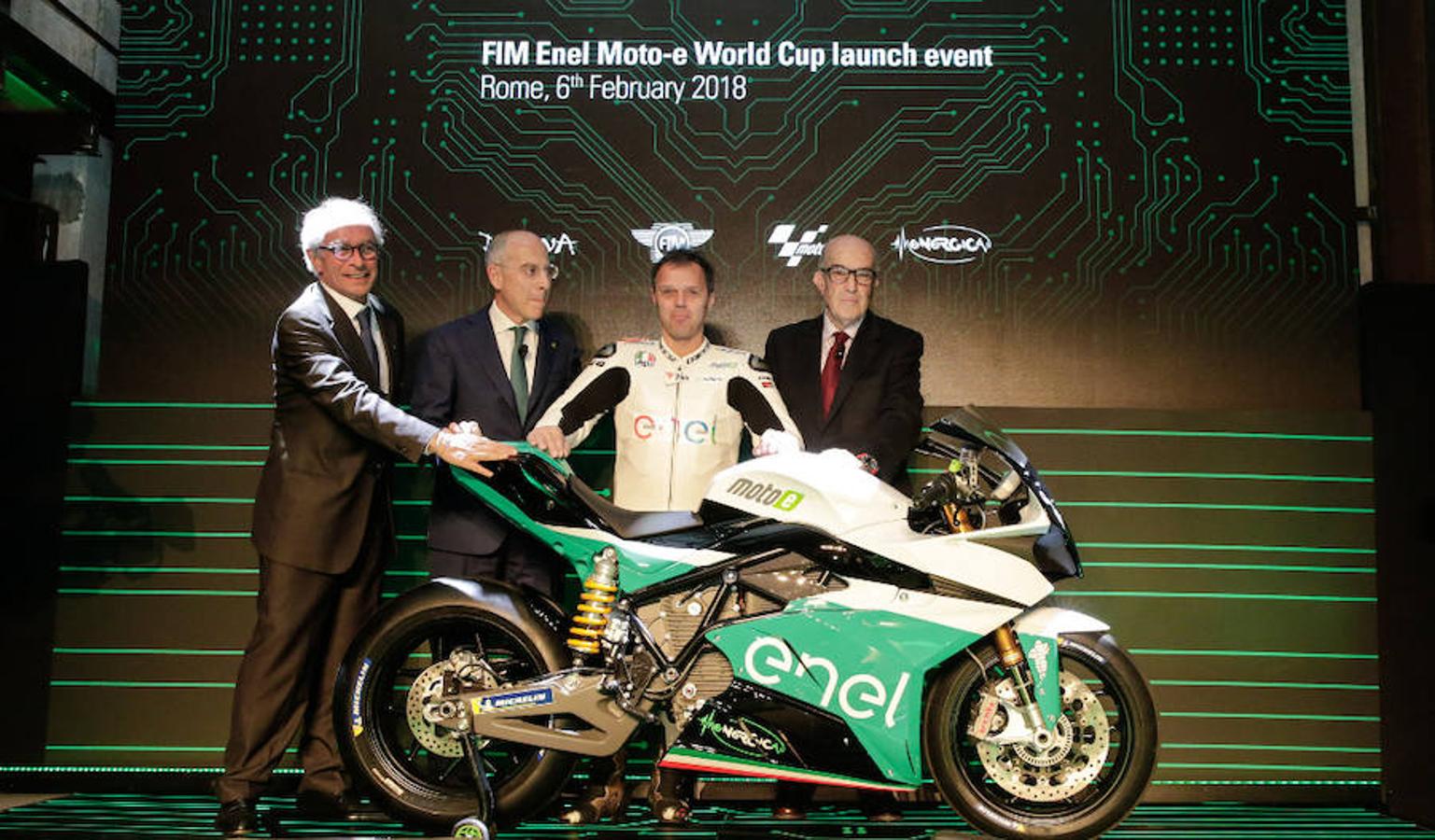 El acto celebrado en Roma para introducir el campeonato de motos eléctricas contó con la presencia del piloto italiano Loris Capirossi.
