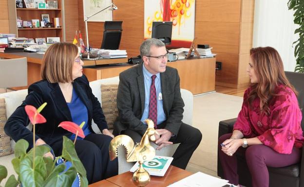 La presidenta de la Diputación y el presidente de EsMontañas, con Silvia Clemente. 