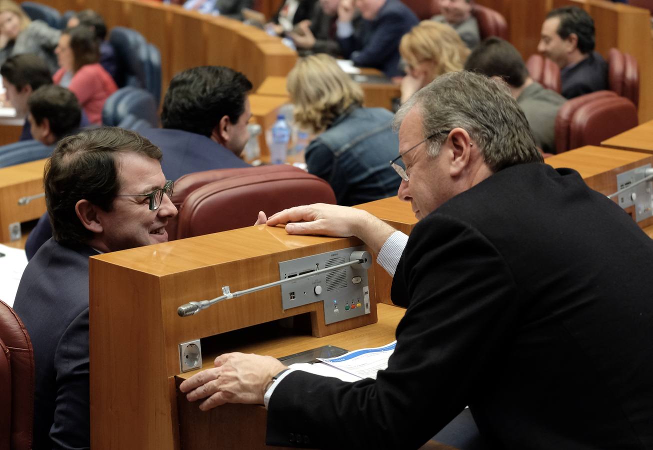 En una dura sesión de control, el PSOE y Podemos reclaman el cese del responsable de la cartera sanitaria, y el presidente de la Junta les acusa de moverse por «electoralismo» y mero «capricho»