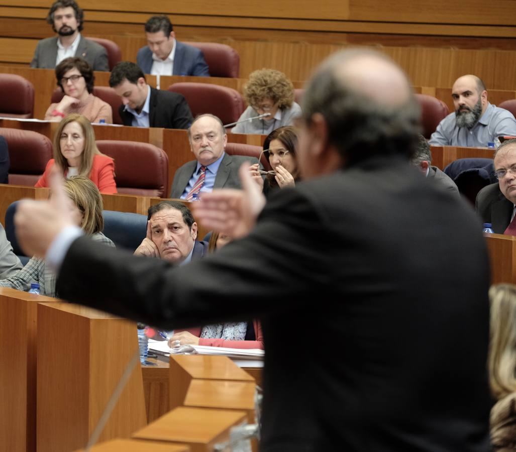 En una dura sesión de control, el PSOE y Podemos reclaman el cese del responsable de la cartera sanitaria, y el presidente de la Junta les acusa de moverse por «electoralismo» y mero «capricho»