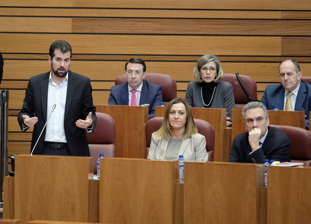 En una dura sesión de control, el PSOE y Podemos reclaman el cese del responsable de la cartera sanitaria, y el presidente de la Junta les acusa de moverse por «electoralismo» y mero «capricho»