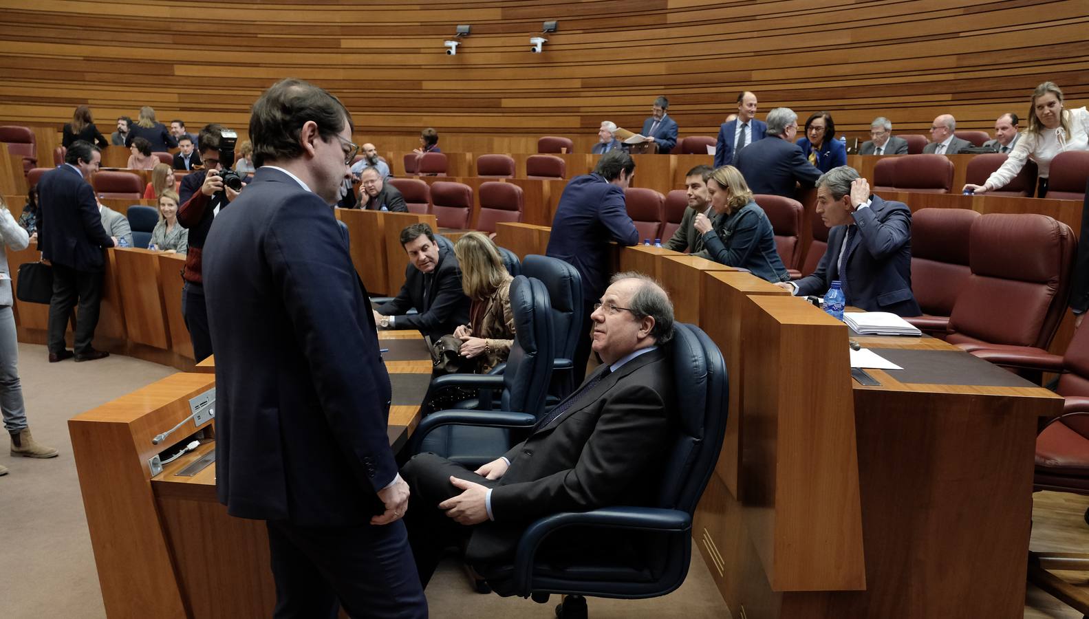 En una dura sesión de control, el PSOE y Podemos reclaman el cese del responsable de la cartera sanitaria, y el presidente de la Junta les acusa de moverse por «electoralismo» y mero «capricho»