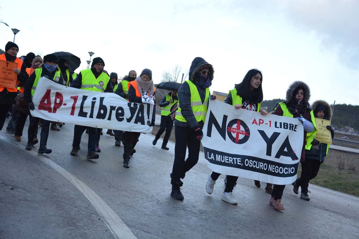 Cerca de un centenar de personas vuelven a cortar la N-I a la altura de La Brújula para exigir la liberalización inmediata de la AP-1.