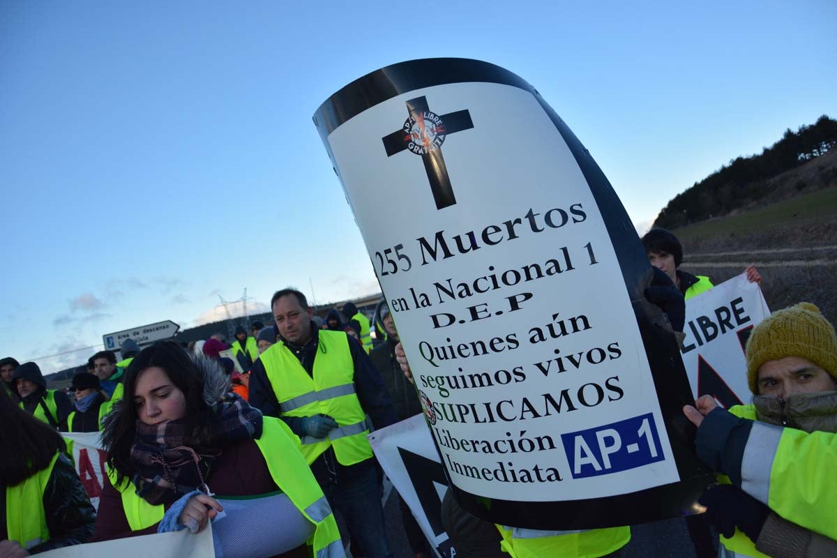 Cerca de un centenar de personas vuelven a cortar la N-I a la altura de La Brújula para exigir la liberalización inmediata de la AP-1.