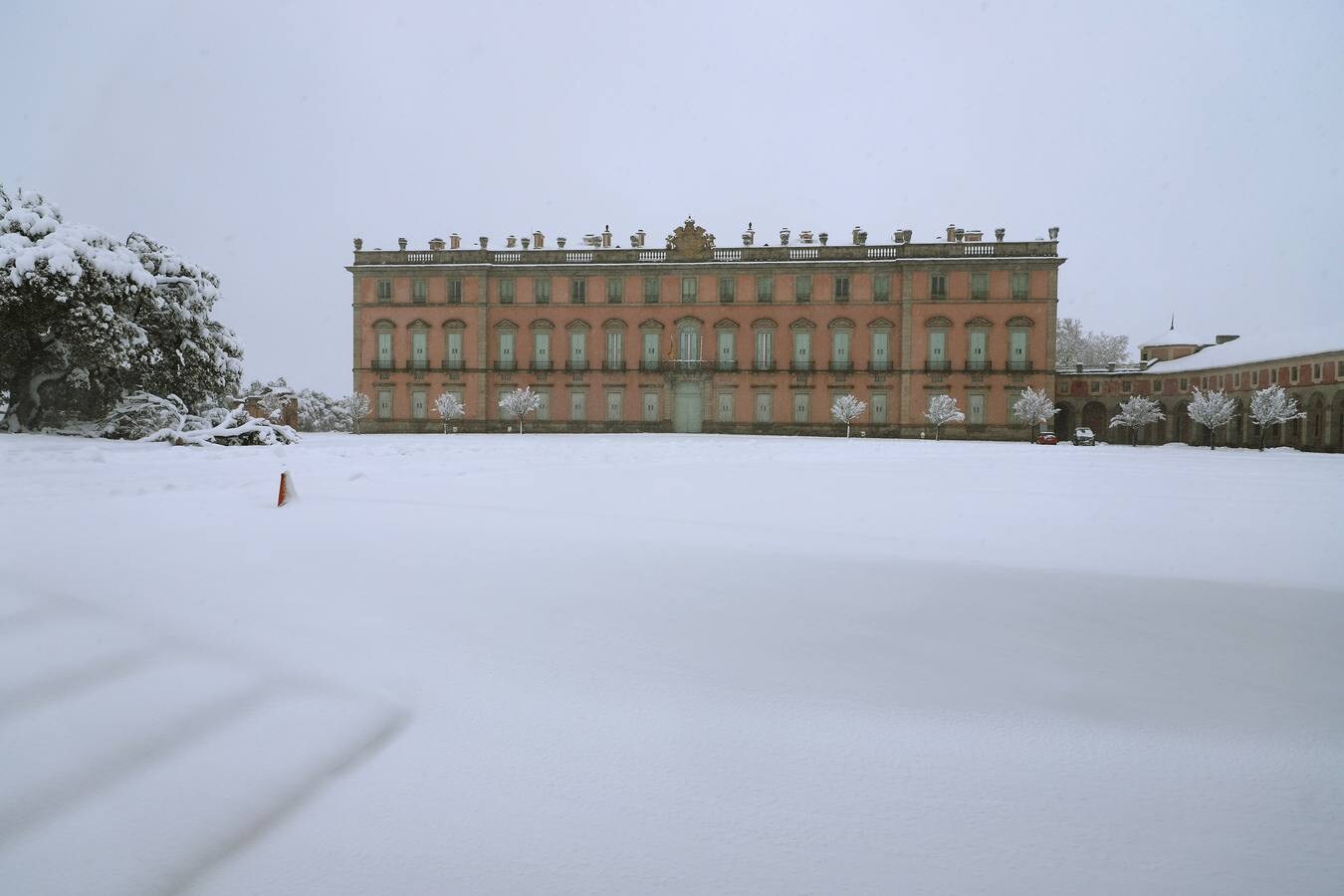 Paisaje nevado del Palacio de Riofrío (Segovia) .