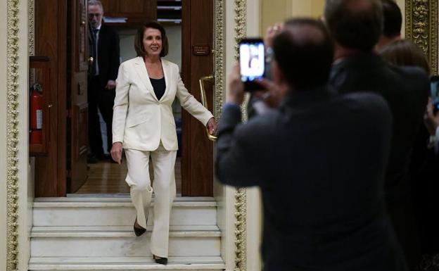 Nancy Pelosi, líder de la minoría demócrata del Congreso de Estados Unidos, tras su largo discurso.