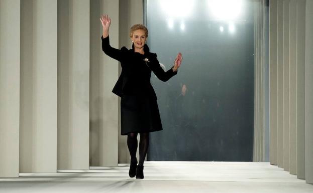 Carolina Herrera saluda. 