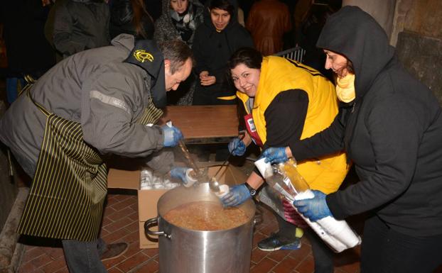 Burgosalsón repartió sopas de ajo para aliviar el frío