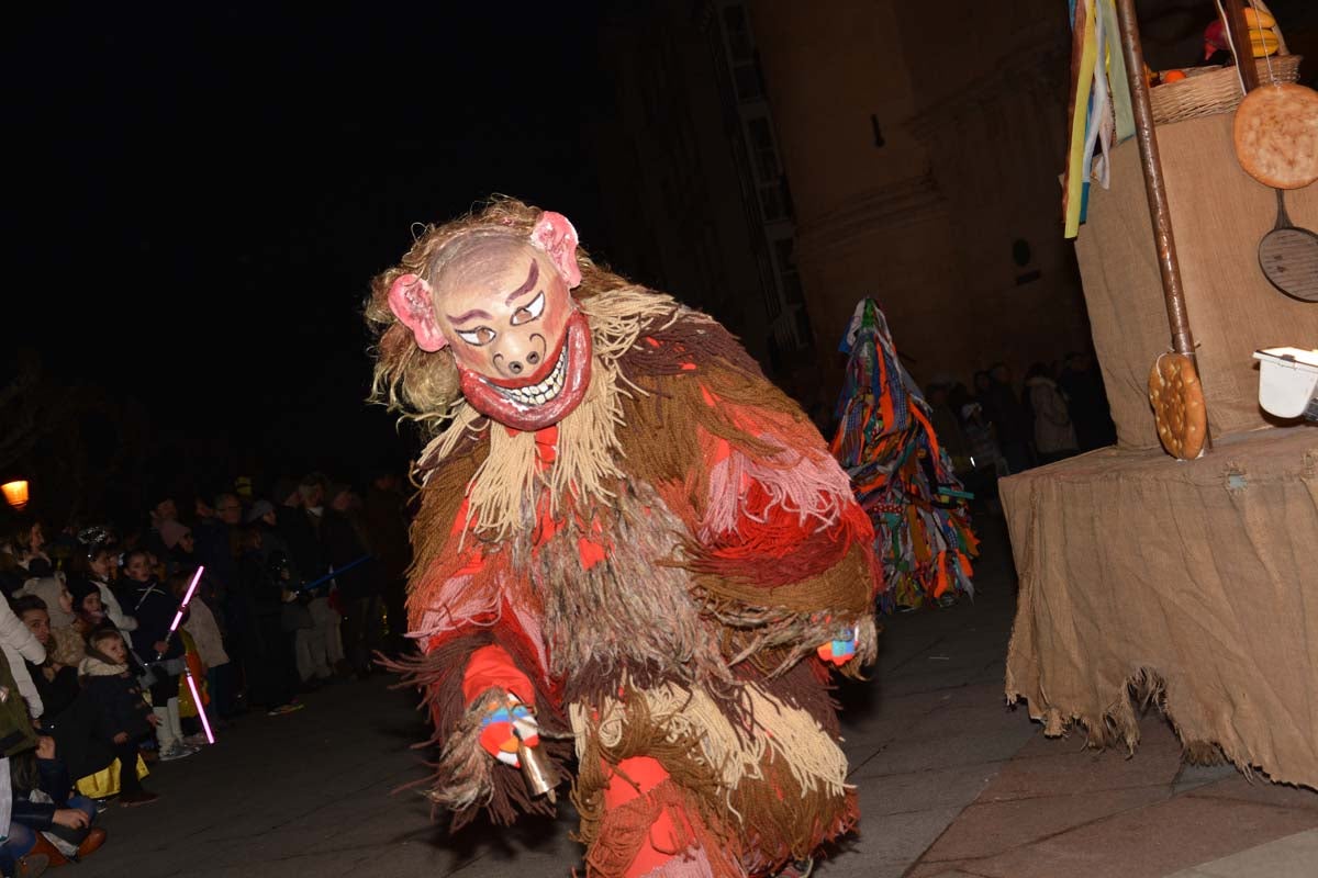 Monstruos, brujas, trogloditas y un sin fin de personajes surgidos de la imaginación inundan las calles del centro de la ciduad con el gran desfile de Carnaval.