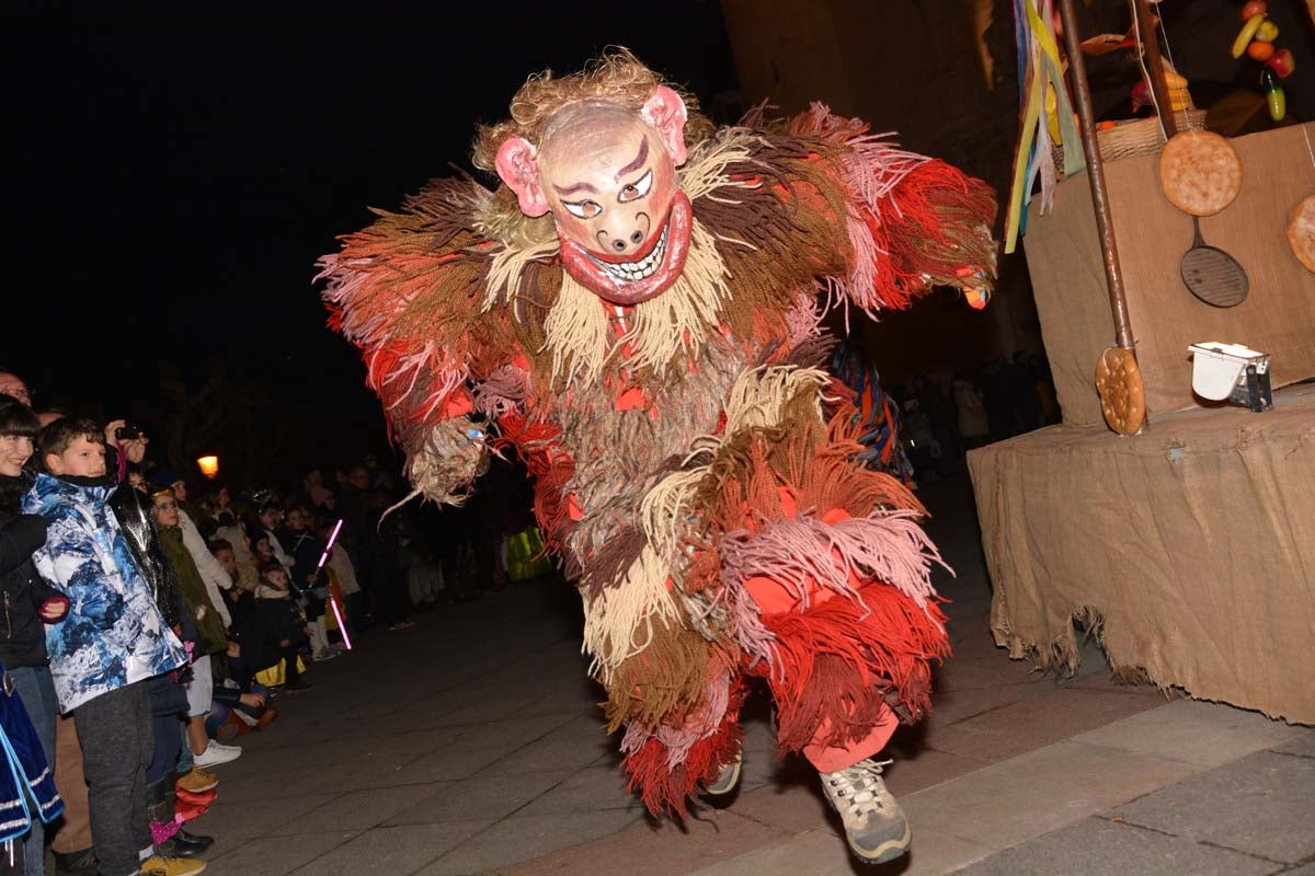 Monstruos, brujas, trogloditas y un sin fin de personajes surgidos de la imaginación inundan las calles del centro de la ciduad con el gran desfile de Carnaval.