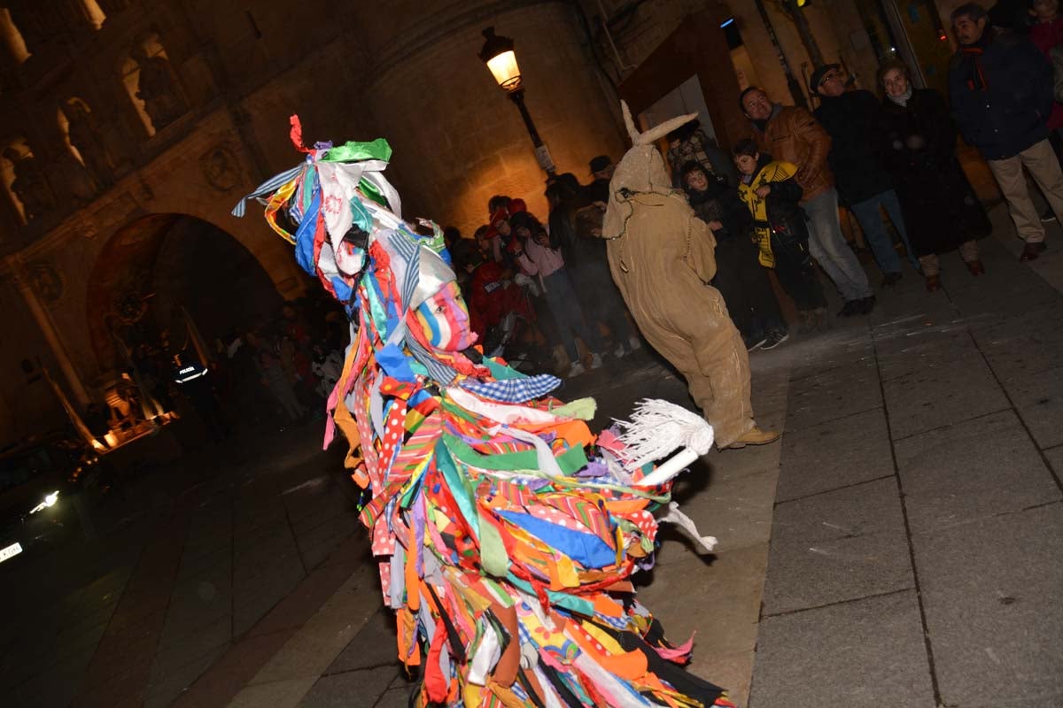 Monstruos, brujas, trogloditas y un sin fin de personajes surgidos de la imaginación inundan las calles del centro de la ciduad con el gran desfile de Carnaval.