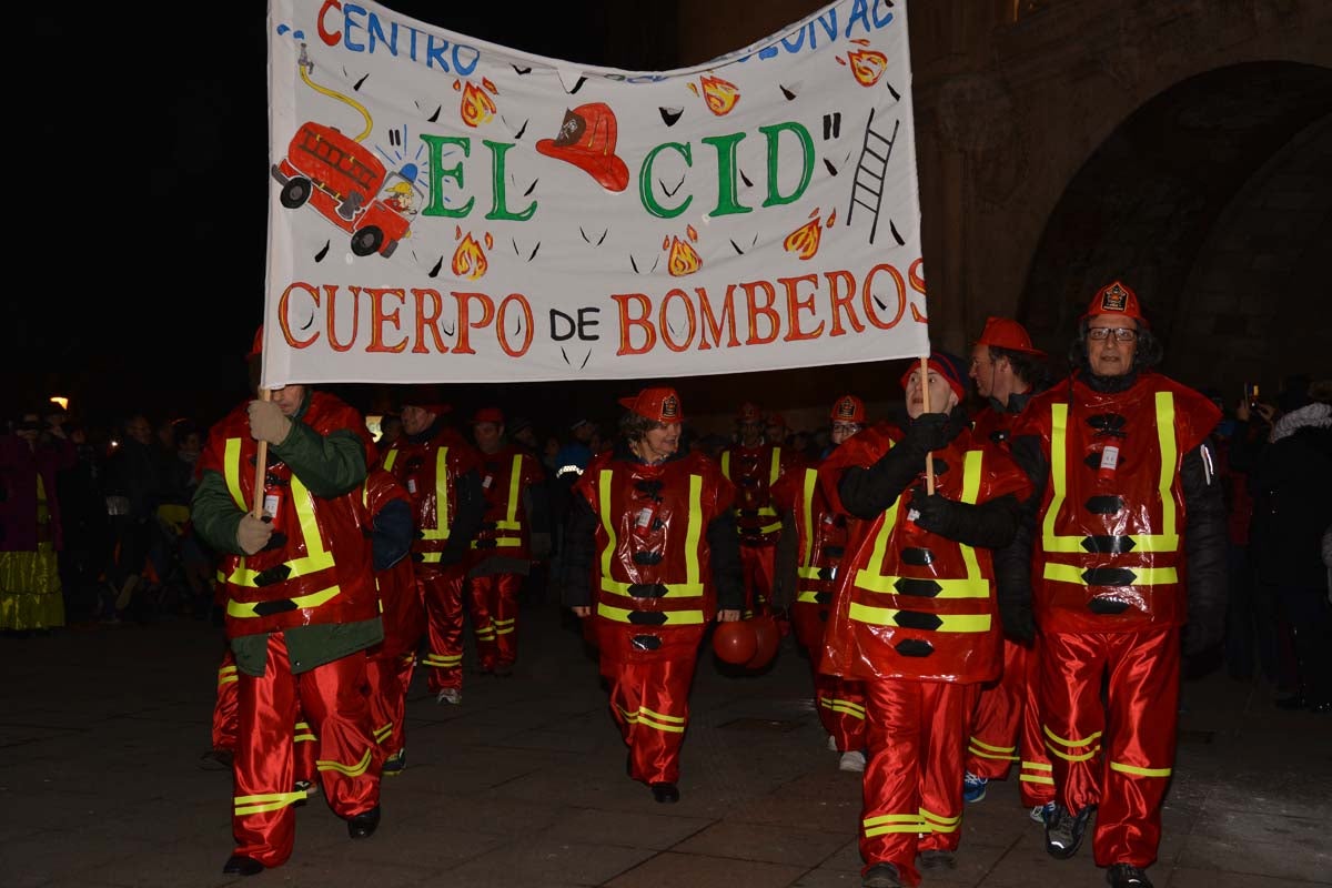 Monstruos, brujas, trogloditas y un sin fin de personajes surgidos de la imaginación inundan las calles del centro de la ciduad con el gran desfile de Carnaval.