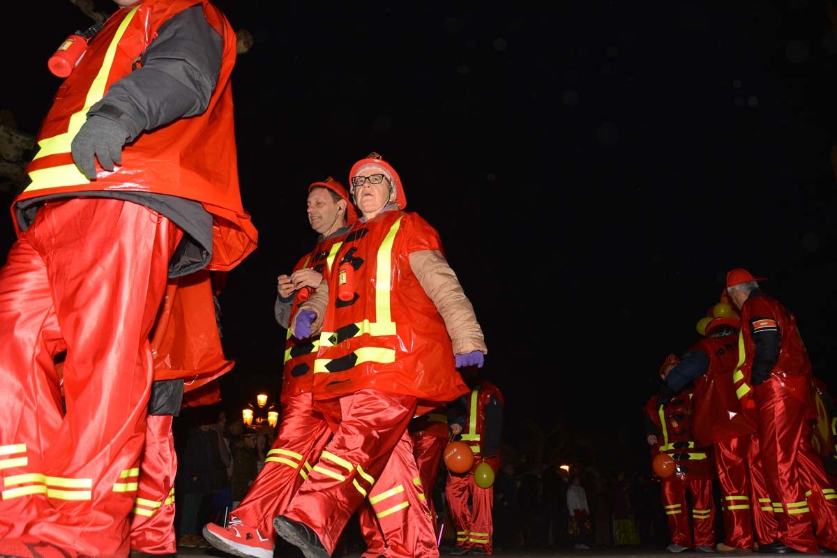 Monstruos, brujas, trogloditas y un sin fin de personajes surgidos de la imaginación inundan las calles del centro de la ciduad con el gran desfile de Carnaval.