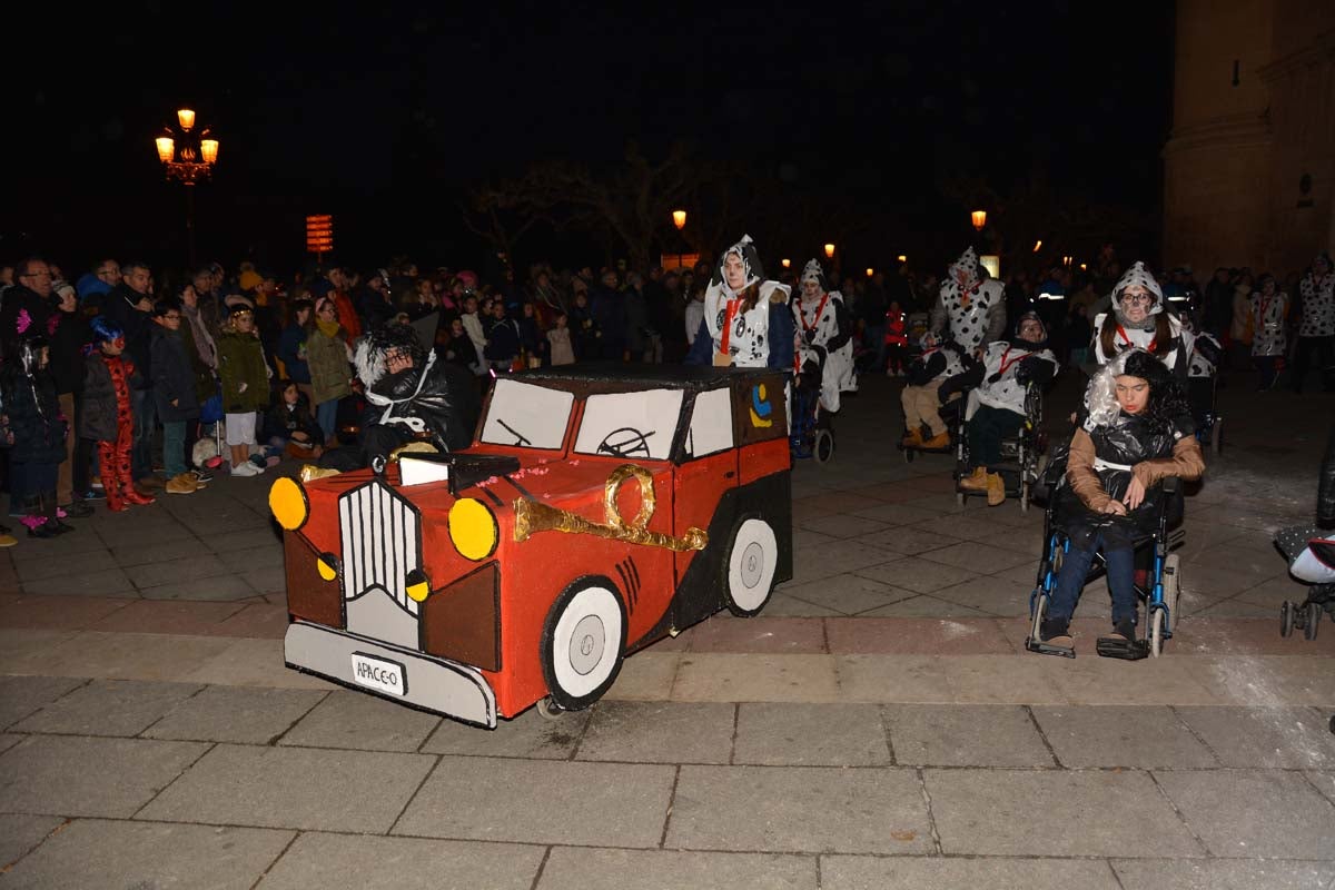 Monstruos, brujas, trogloditas y un sin fin de personajes surgidos de la imaginación inundan las calles del centro de la ciduad con el gran desfile de Carnaval.