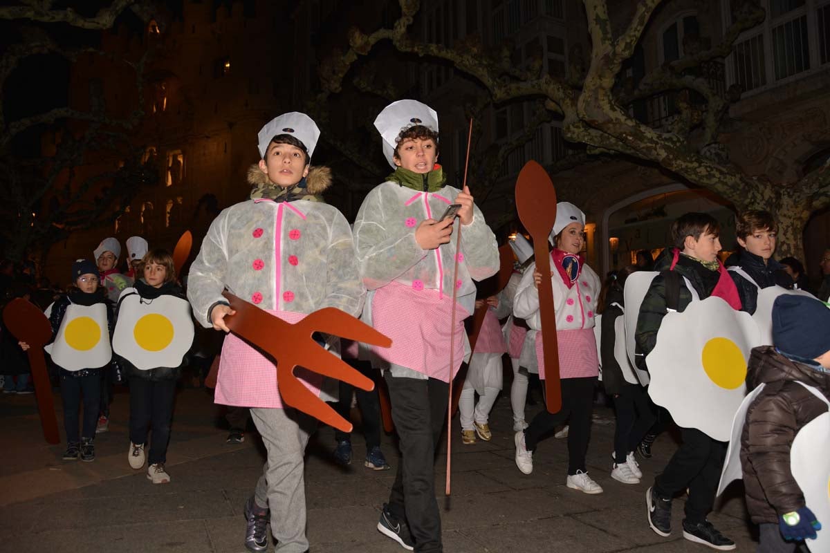 Monstruos, brujas, trogloditas y un sin fin de personajes surgidos de la imaginación inundan las calles del centro de la ciduad con el gran desfile de Carnaval.