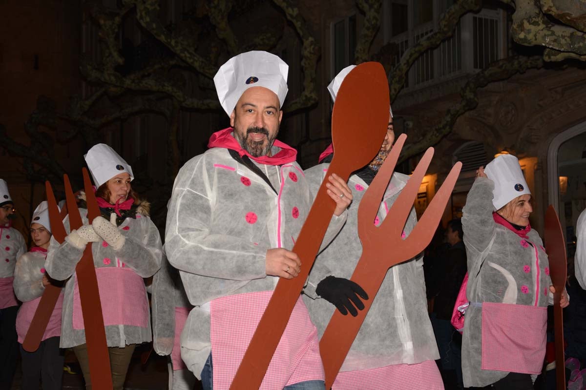 Monstruos, brujas, trogloditas y un sin fin de personajes surgidos de la imaginación inundan las calles del centro de la ciduad con el gran desfile de Carnaval.