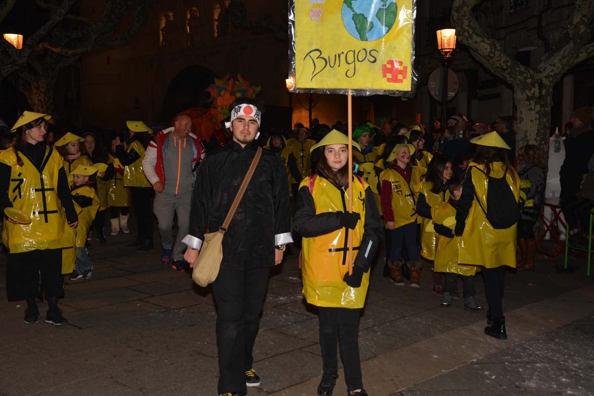 Monstruos, brujas, trogloditas y un sin fin de personajes surgidos de la imaginación inundan las calles del centro de la ciduad con el gran desfile de Carnaval.