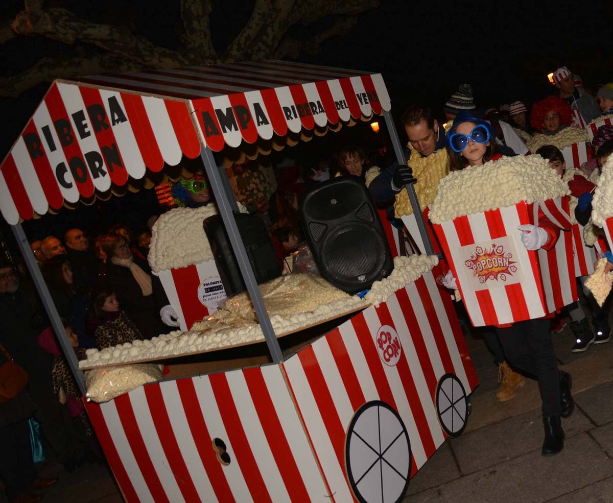 Monstruos, brujas, trogloditas y un sin fin de personajes surgidos de la imaginación inundan las calles del centro de la ciduad con el gran desfile de Carnaval.