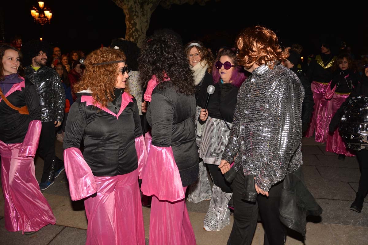 Monstruos, brujas, trogloditas y un sin fin de personajes surgidos de la imaginación inundan las calles del centro de la ciduad con el gran desfile de Carnaval.