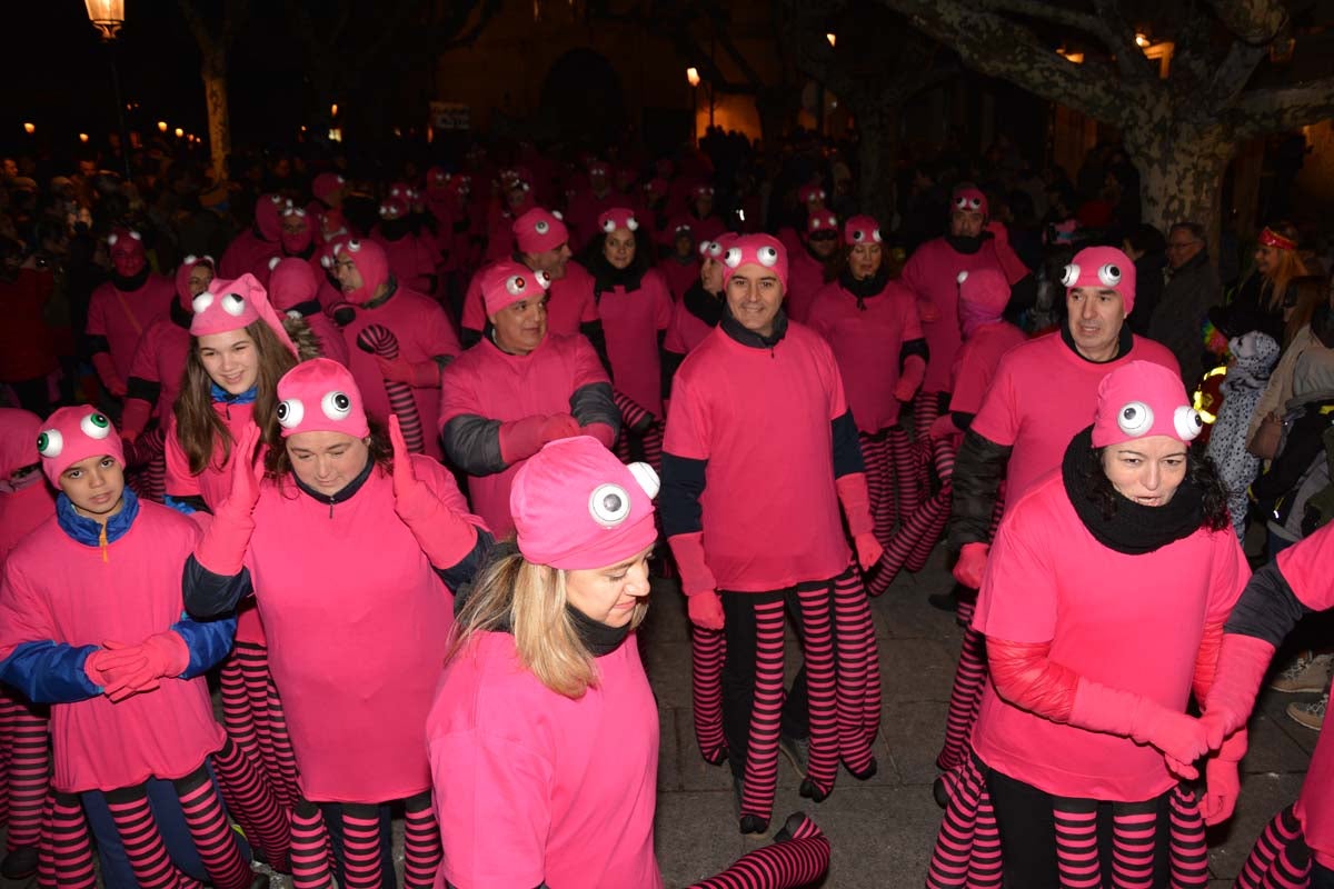 Monstruos, brujas, trogloditas y un sin fin de personajes surgidos de la imaginación inundan las calles del centro de la ciduad con el gran desfile de Carnaval.