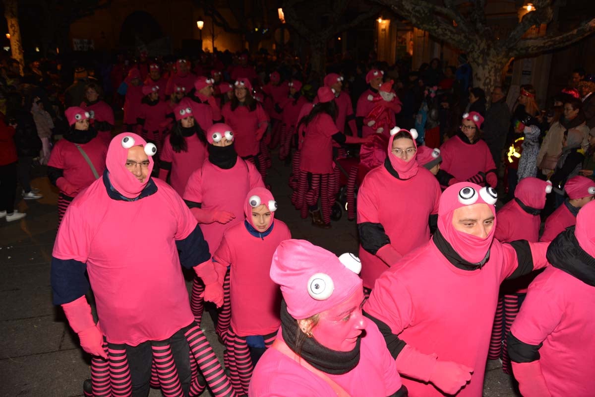 Monstruos, brujas, trogloditas y un sin fin de personajes surgidos de la imaginación inundan las calles del centro de la ciduad con el gran desfile de Carnaval.