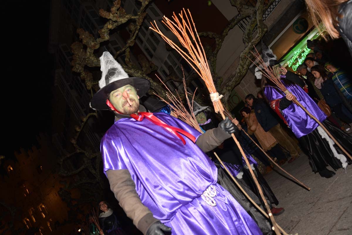 Monstruos, brujas, trogloditas y un sin fin de personajes surgidos de la imaginación inundan las calles del centro de la ciduad con el gran desfile de Carnaval.