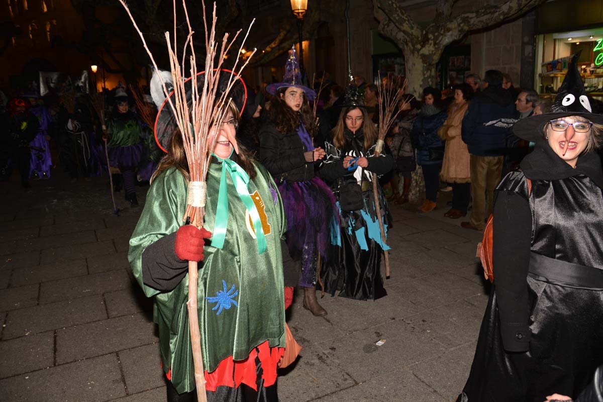 Monstruos, brujas, trogloditas y un sin fin de personajes surgidos de la imaginación inundan las calles del centro de la ciduad con el gran desfile de Carnaval.