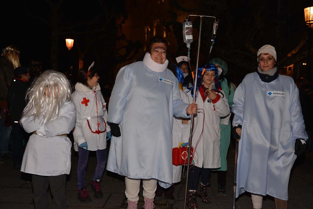 Monstruos, brujas, trogloditas y un sin fin de personajes surgidos de la imaginación inundan las calles del centro de la ciduad con el gran desfile de Carnaval.