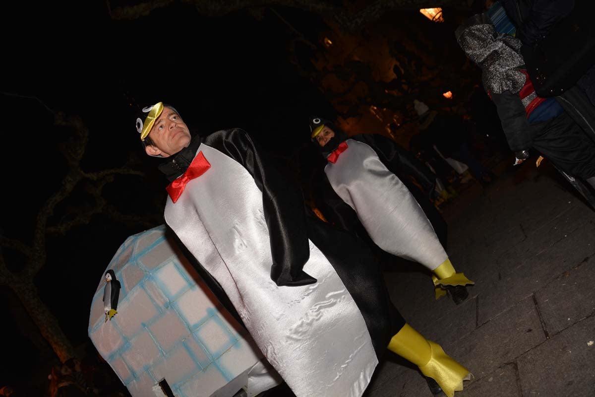 Monstruos, brujas, trogloditas y un sin fin de personajes surgidos de la imaginación inundan las calles del centro de la ciduad con el gran desfile de Carnaval.