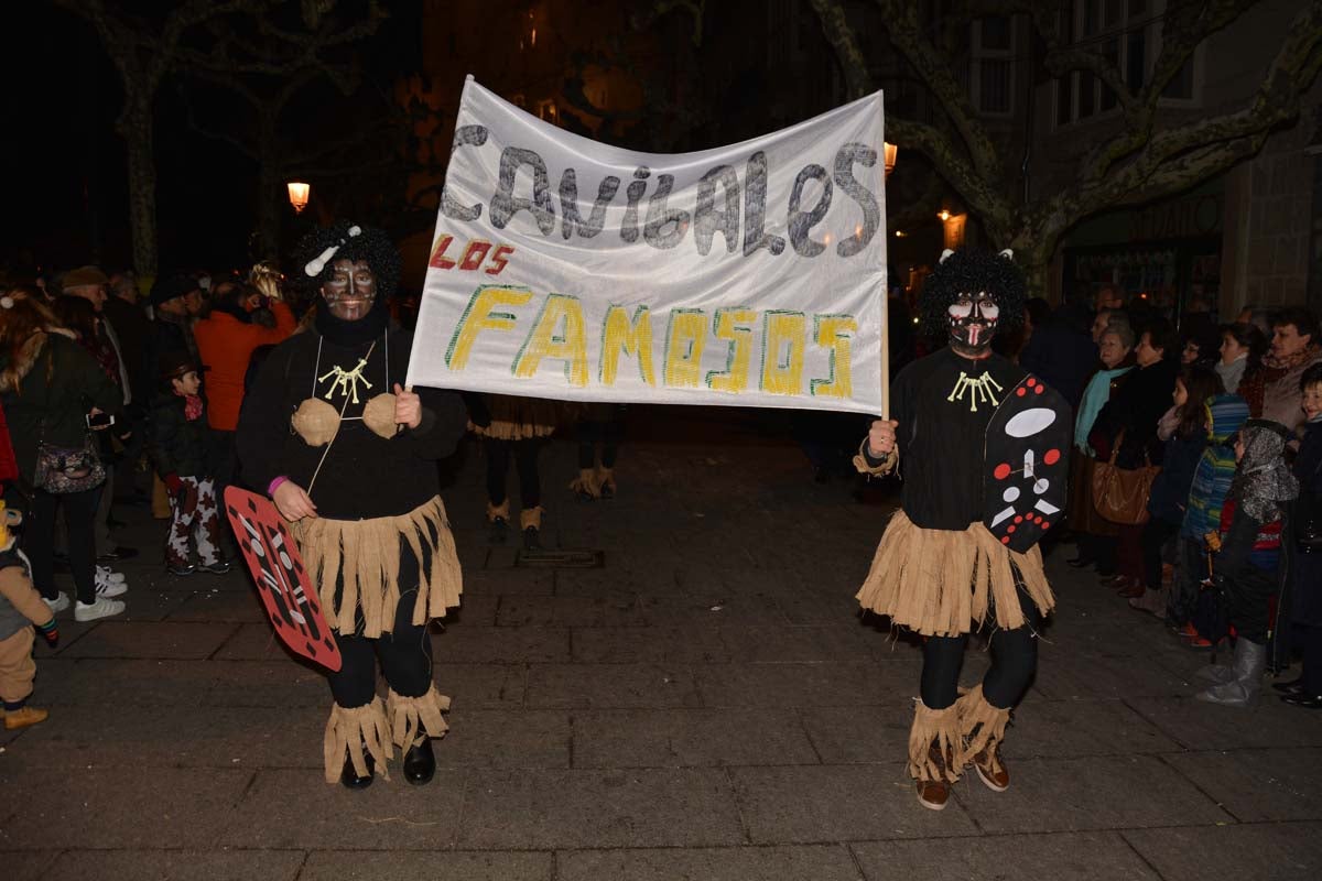 Monstruos, brujas, trogloditas y un sin fin de personajes surgidos de la imaginación inundan las calles del centro de la ciduad con el gran desfile de Carnaval.