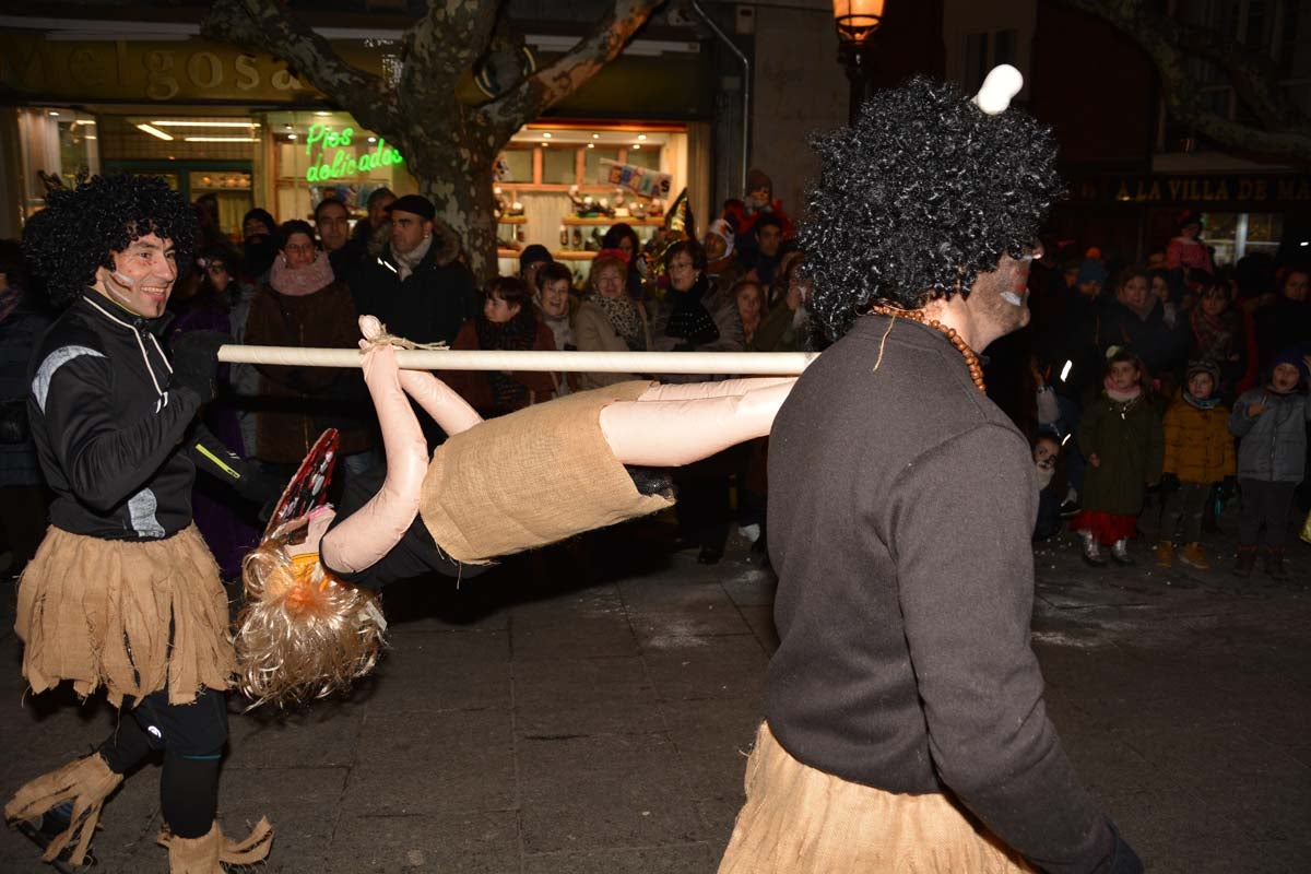 Monstruos, brujas, trogloditas y un sin fin de personajes surgidos de la imaginación inundan las calles del centro de la ciduad con el gran desfile de Carnaval.