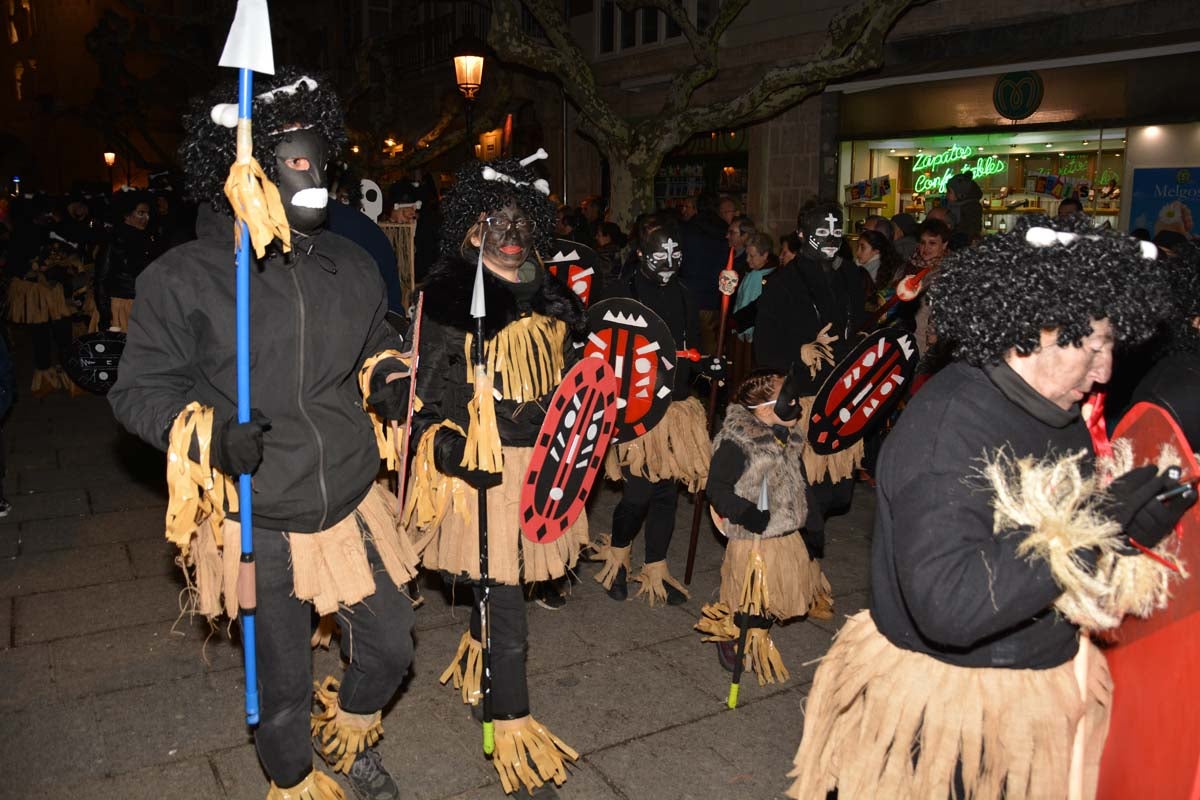 Monstruos, brujas, trogloditas y un sin fin de personajes surgidos de la imaginación inundan las calles del centro de la ciduad con el gran desfile de Carnaval.