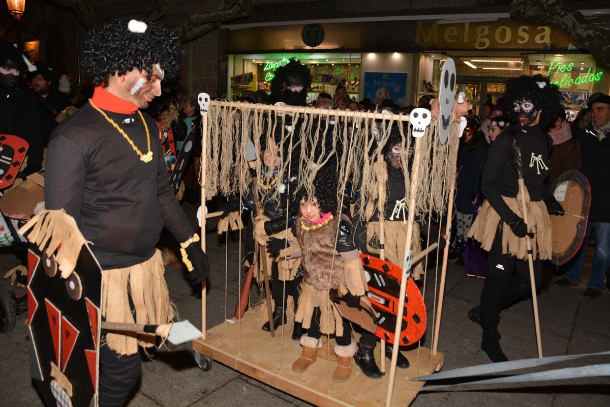 Monstruos, brujas, trogloditas y un sin fin de personajes surgidos de la imaginación inundan las calles del centro de la ciduad con el gran desfile de Carnaval.