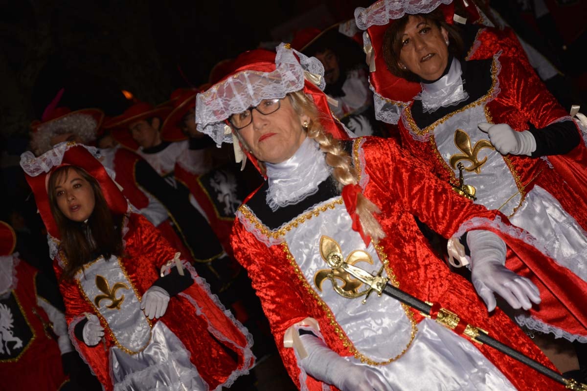 Monstruos, brujas, trogloditas y un sin fin de personajes surgidos de la imaginación inundan las calles del centro de la ciduad con el gran desfile de Carnaval.