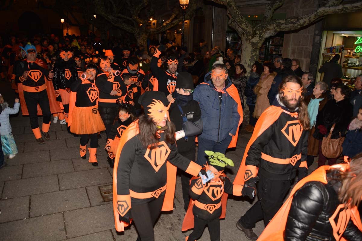 Monstruos, brujas, trogloditas y un sin fin de personajes surgidos de la imaginación inundan las calles del centro de la ciduad con el gran desfile de Carnaval.