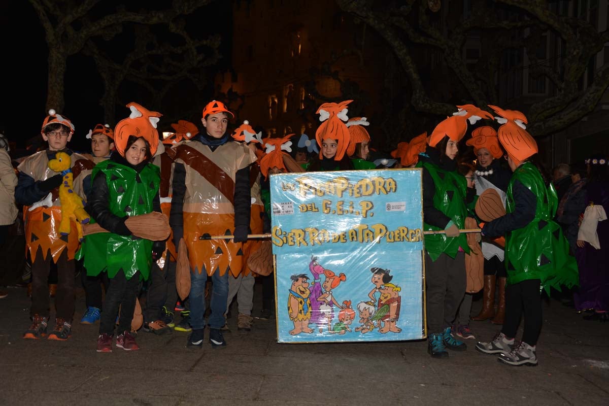 Monstruos, brujas, trogloditas y un sin fin de personajes surgidos de la imaginación inundan las calles del centro de la ciduad con el gran desfile de Carnaval.