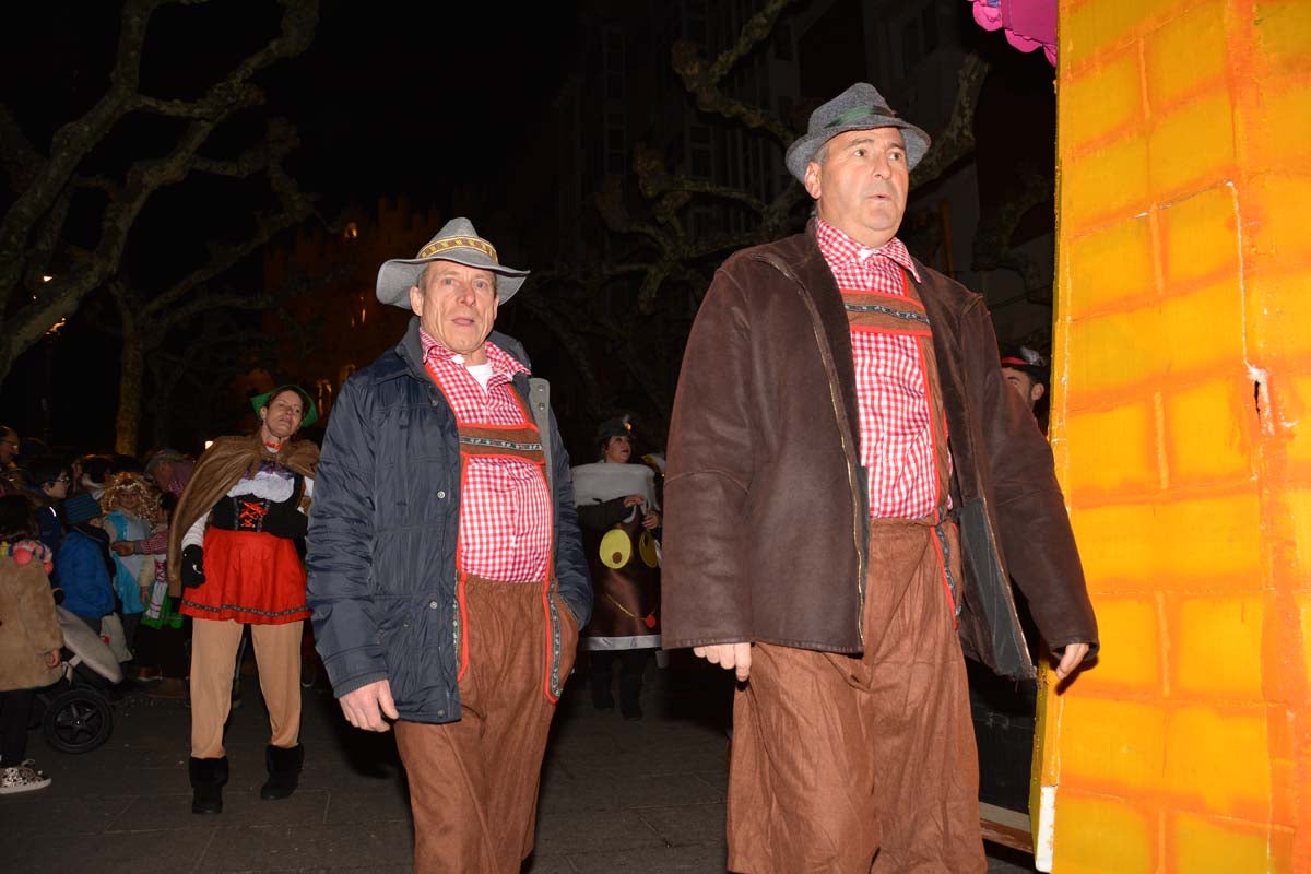 Monstruos, brujas, trogloditas y un sin fin de personajes surgidos de la imaginación inundan las calles del centro de la ciduad con el gran desfile de Carnaval.