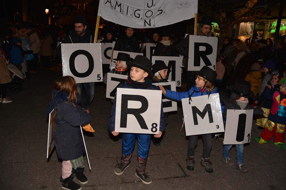 Monstruos, brujas, trogloditas y un sin fin de personajes surgidos de la imaginación inundan las calles del centro de la ciduad con el gran desfile de Carnaval.