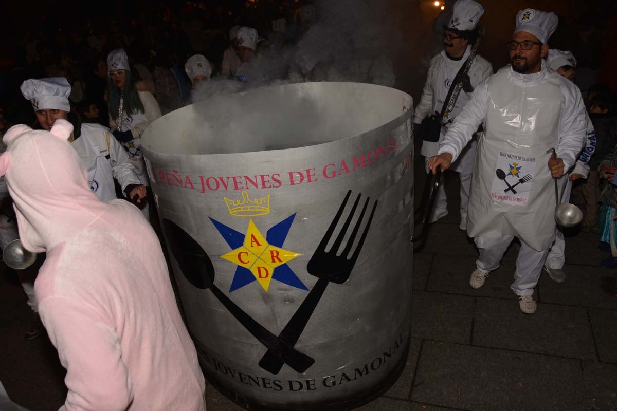 Monstruos, brujas, trogloditas y un sin fin de personajes surgidos de la imaginación inundan las calles del centro de la ciduad con el gran desfile de Carnaval.