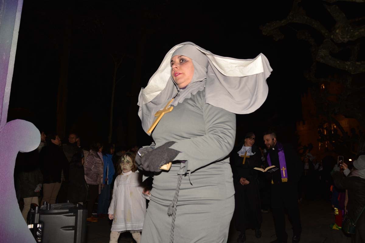 Monstruos, brujas, trogloditas y un sin fin de personajes surgidos de la imaginación inundan las calles del centro de la ciduad con el gran desfile de Carnaval.