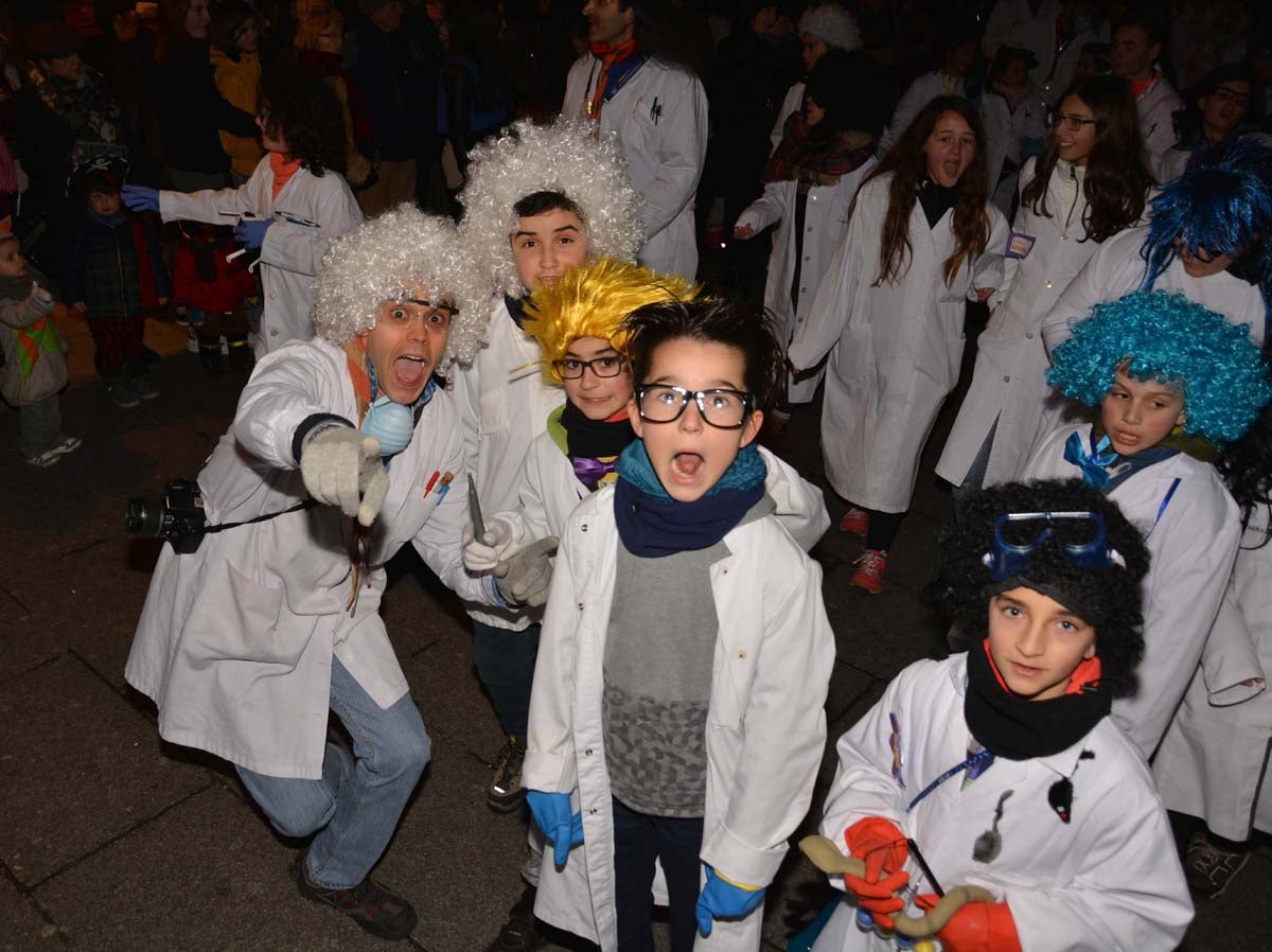 Monstruos, brujas, trogloditas y un sin fin de personajes surgidos de la imaginación inundan las calles del centro de la ciduad con el gran desfile de Carnaval.