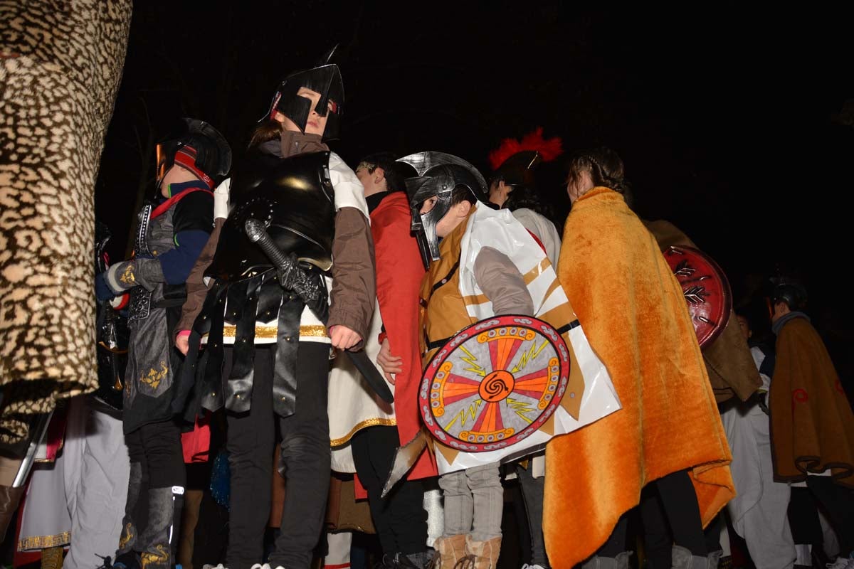 Monstruos, brujas, trogloditas y un sin fin de personajes surgidos de la imaginación inundan las calles del centro de la ciduad con el gran desfile de Carnaval.