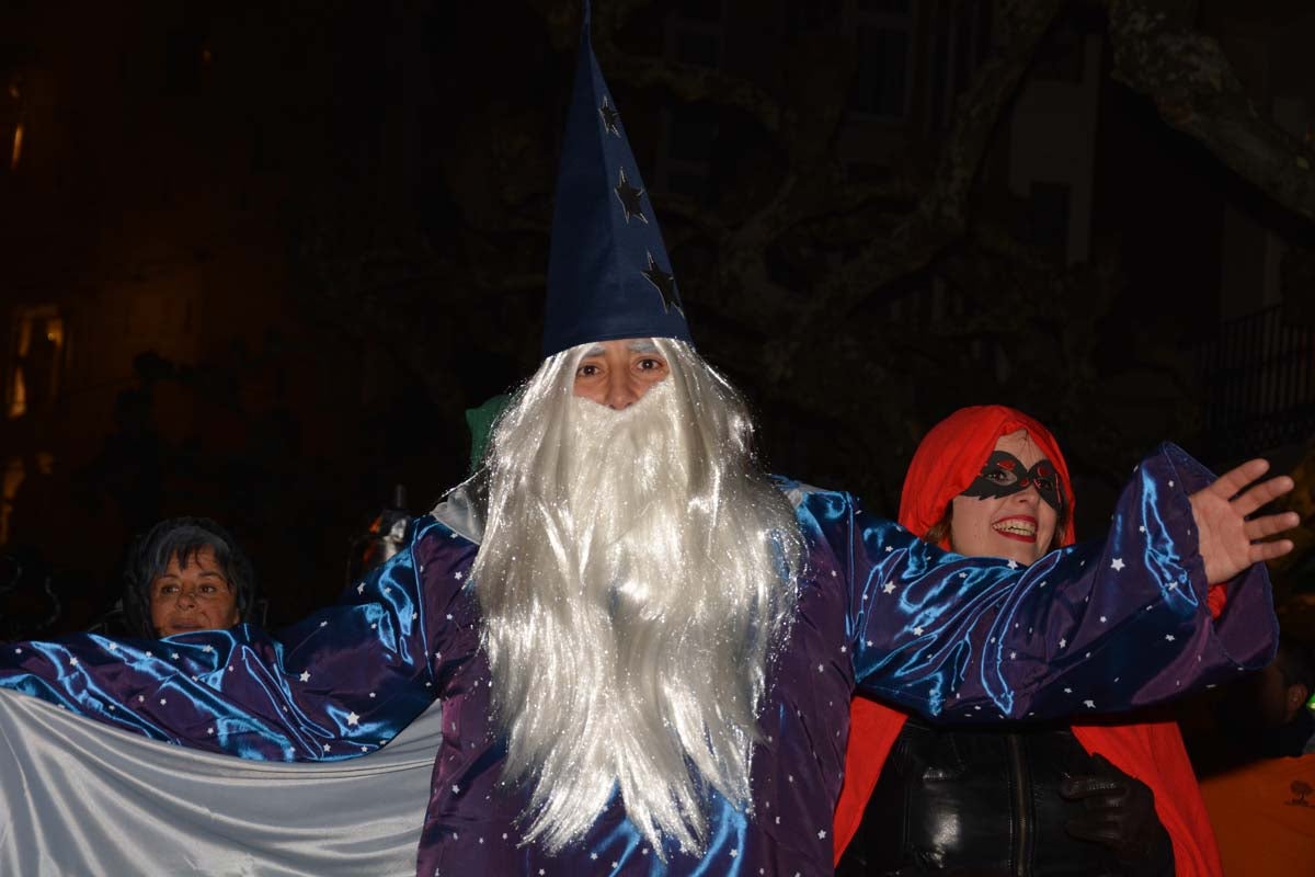 Monstruos, brujas, trogloditas y un sin fin de personajes surgidos de la imaginación inundan las calles del centro de la ciduad con el gran desfile de Carnaval.