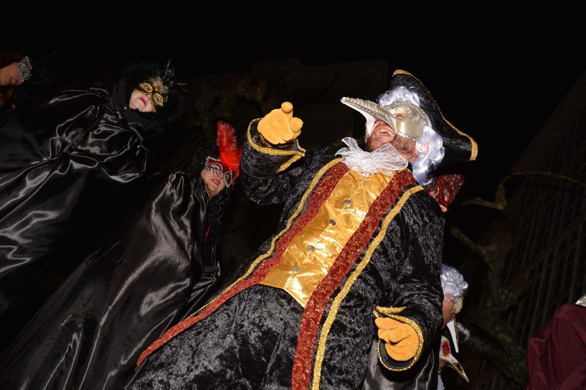 Monstruos, brujas, trogloditas y un sin fin de personajes surgidos de la imaginación inundan las calles del centro de la ciduad con el gran desfile de Carnaval.