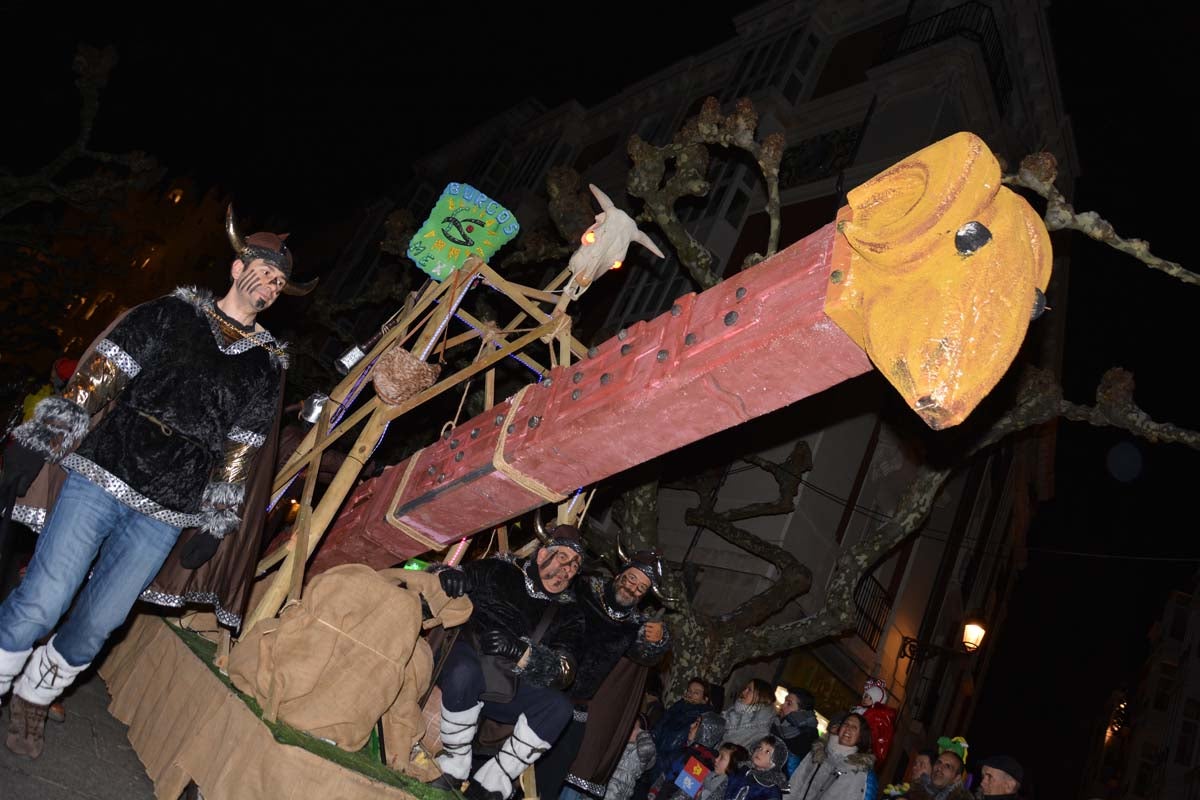 Monstruos, brujas, trogloditas y un sin fin de personajes surgidos de la imaginación inundan las calles del centro de la ciduad con el gran desfile de Carnaval.